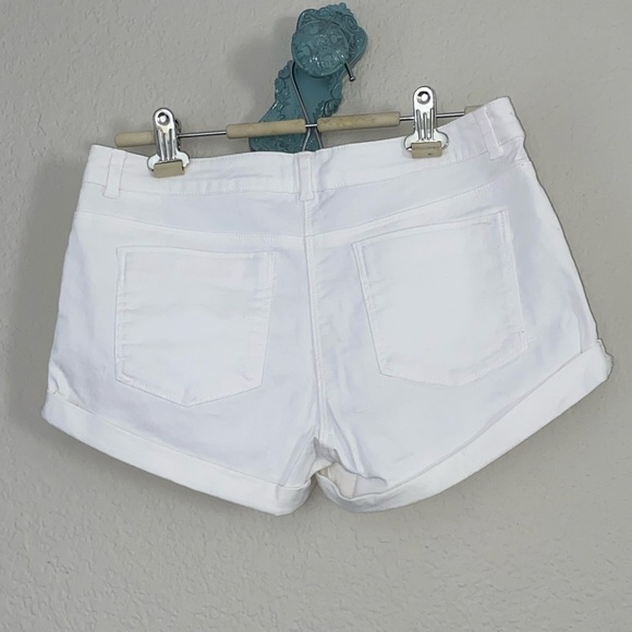 New H&M white shorts - Picture 4 of 7